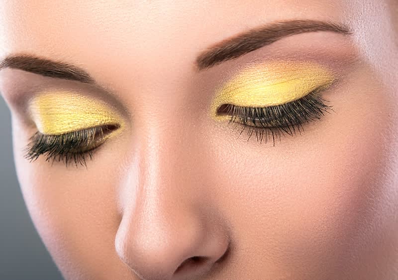 Rozmazaná tvář na neutrálním pozadí