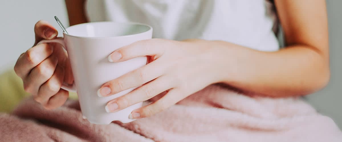 bílý hrnek s lžičkou