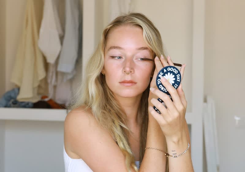Žena drží zrcátko v ruce