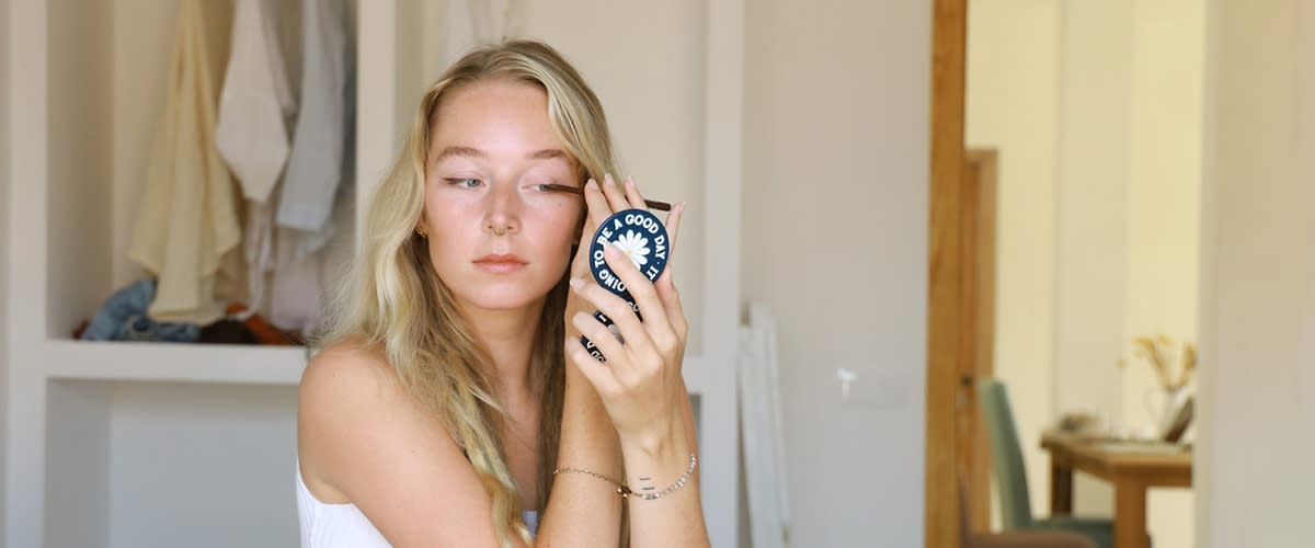 Žena drží zrcátko v ruce