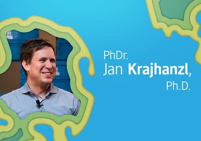 Rozmazaná tvář muže, text s jménem Jan Krajhanzl, Ph.D. na modrém pozadí