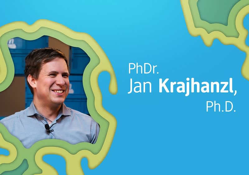 Rozmazaná tvář muže, text s jménem Jan Krajhanzl, Ph.D. na modrém pozadí