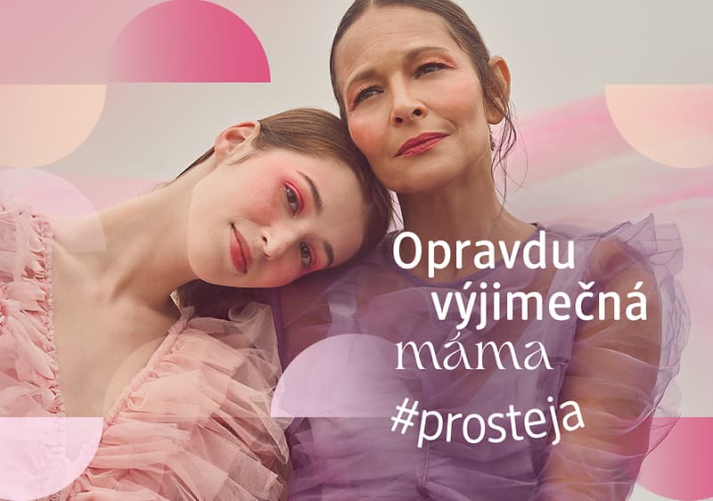 Dvě ženy v růžových šatech, text Opravdu výjimečná máma #prosteja