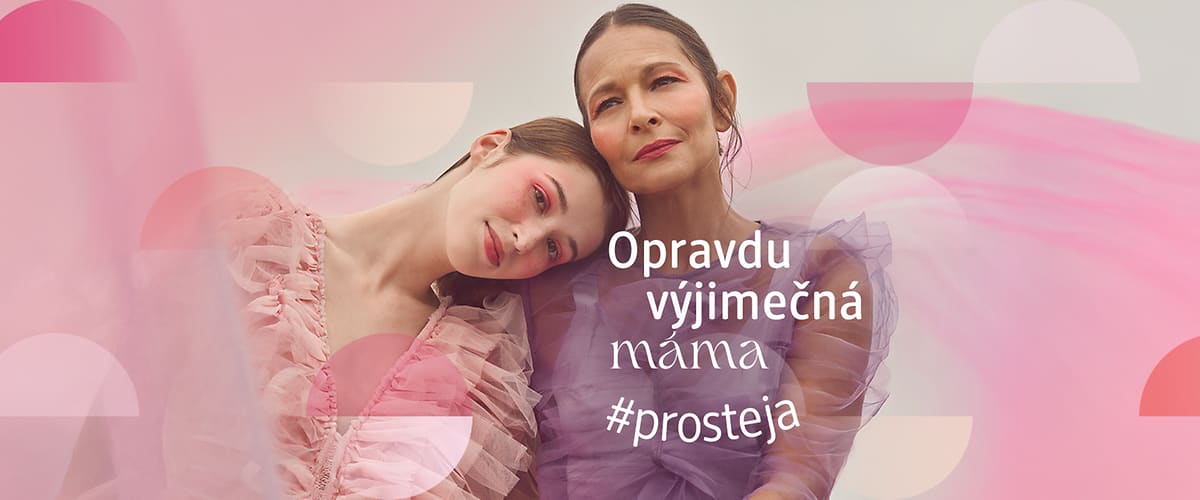 Dvě ženy v růžových šatech, text Opravdu výjimečná máma #prosteja