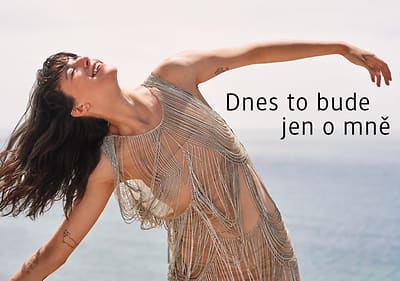 Žena v šatech s třásněmi u moře s textem Dnes to bude jen o mně