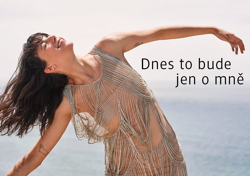 Žena v šatech s třásněmi u moře s textem Dnes to bude jen o mně