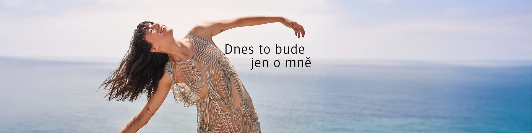 Žena v šatech s třásněmi u moře s textem Dnes to bude jen o mně