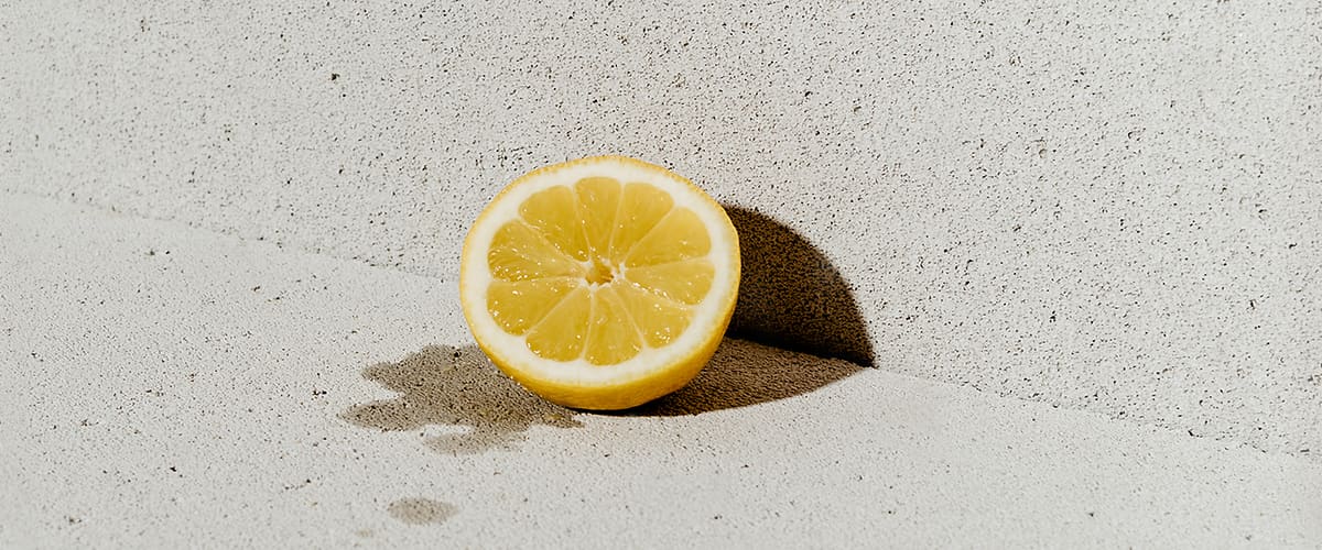 Půlka citronu na betonovém povrchu