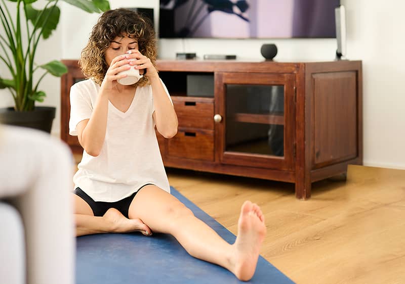Žena na podložce v obývacím pokoji