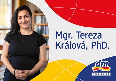 Žena sedící v interiéru, text: Mgr. Tereza Králová, PhD, logo DM podcastu