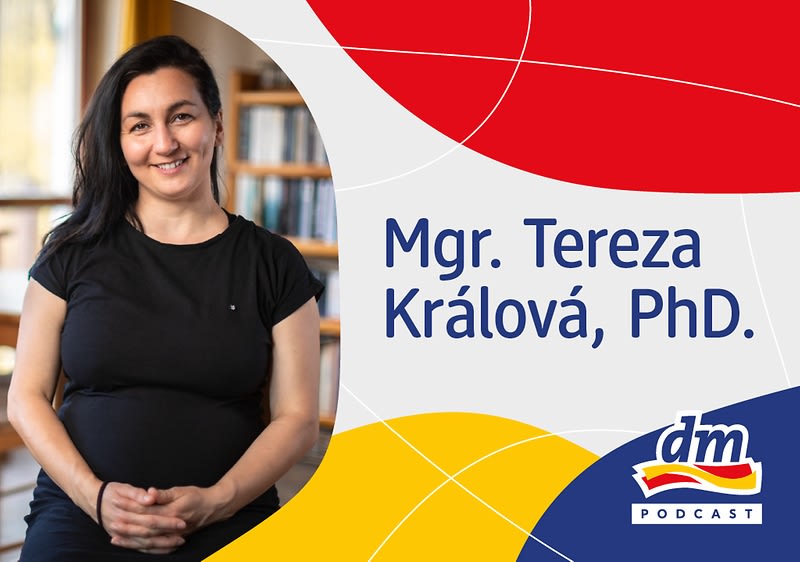 Žena sedící v interiéru, text: Mgr. Tereza Králová, PhD, logo DM podcastu