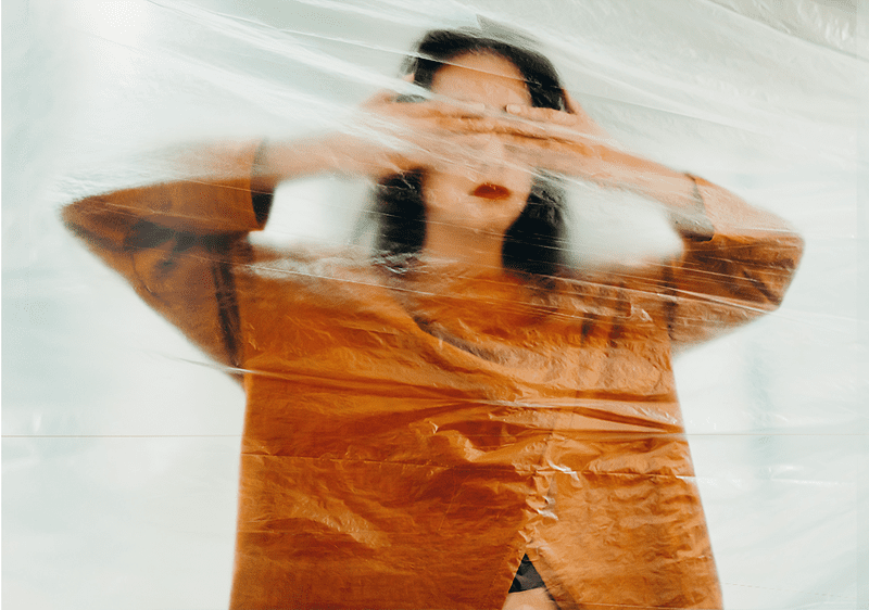 Žena si zakrývá oči