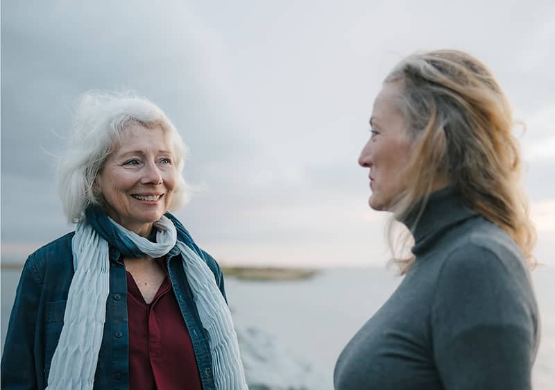 Dvě ženy stojící venku