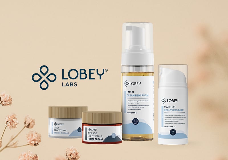 Kosmetické produkty Lobey: čisticí pěna, odličovací mléko, denní a noční krém na béžovém pozadí s květinami.