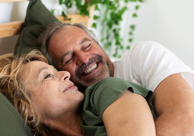 Dva lidé leží na posteli