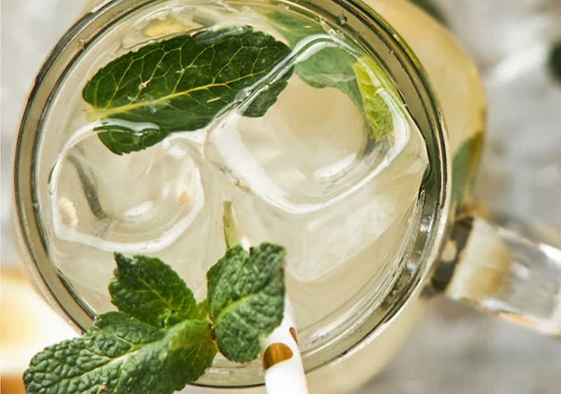 Sklenice limonády s mátou a ledem