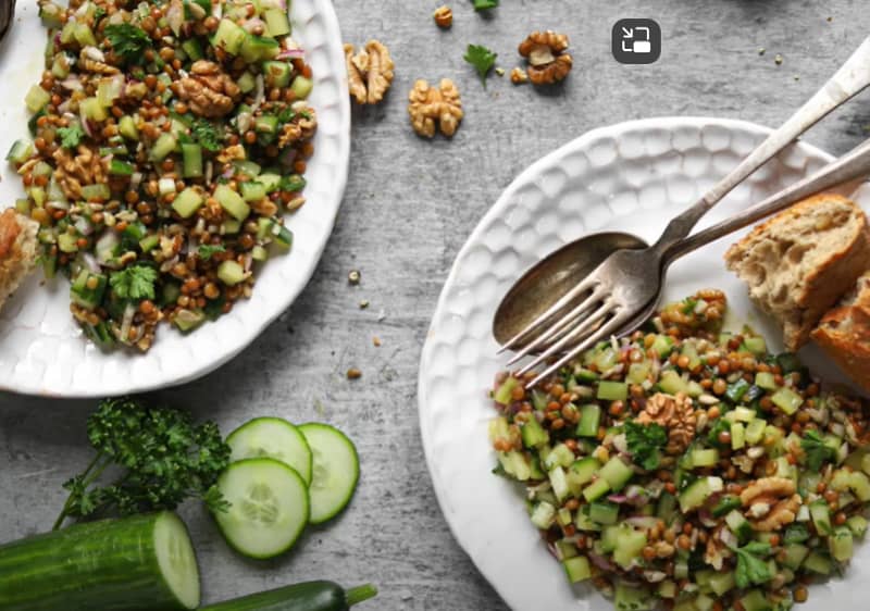 Salát s čočkou a ořechy