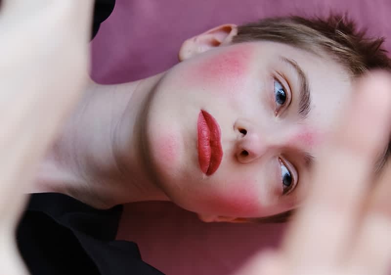 žena s červenými rty