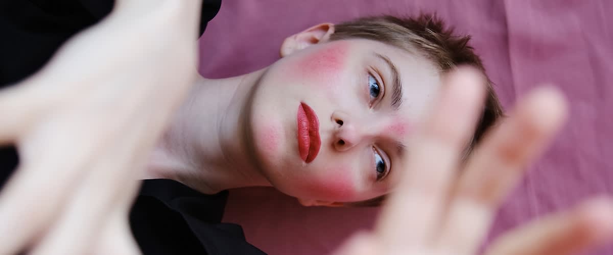 žena s červenými rty