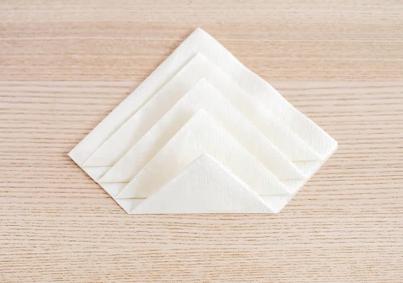 vrstvy obrousku přeložené zvlášť a v pravidelných rozestupech