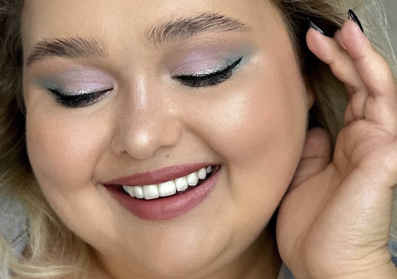 Dívka s koncertním make-upem