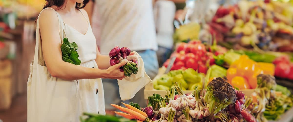 Žena nakupující zeleninu