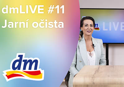 dmLIVE #11 Jarní očista, žena u stolu, logo dm, televizní obrazovka v pozadí