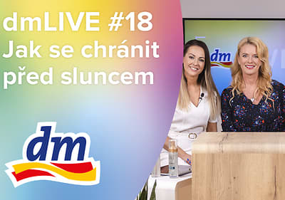Dvě ženy v studiu, logo dm, text o ochraně před sluncem