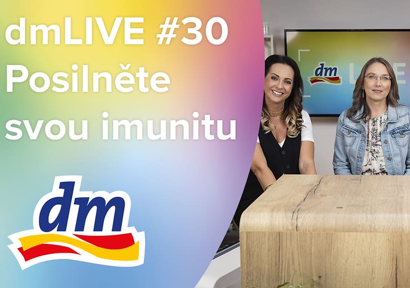Dvě osoby v televizním studiu, logo dm, text Posilněte svou imunitu