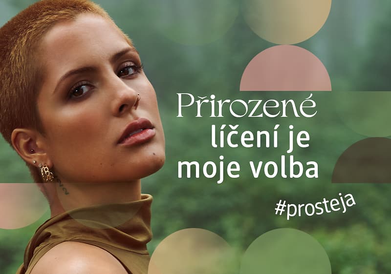 Osoba s krátkými vlasy na pozadí přírody, text: Přirozené líčení je moje volba #prosteja