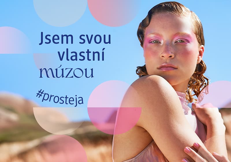 Obrázek: Osoba v šatech s textem Jsem svou vlastní múzou a hashtag #prosteja na pozadí krajiny.