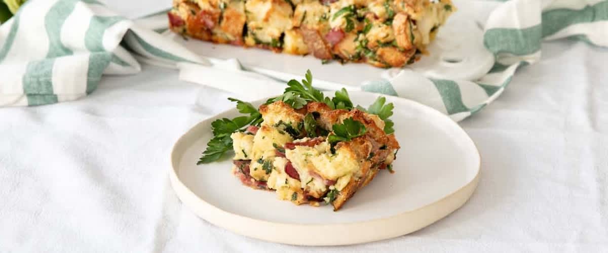 Nádivka s bylinkami a šunkou na talíři, ozdobená petrželkou