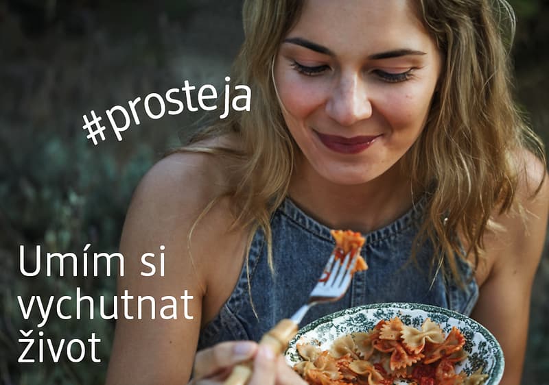 Žena s těstovinami venku, text: #prosteja, Umím si vychutnat život