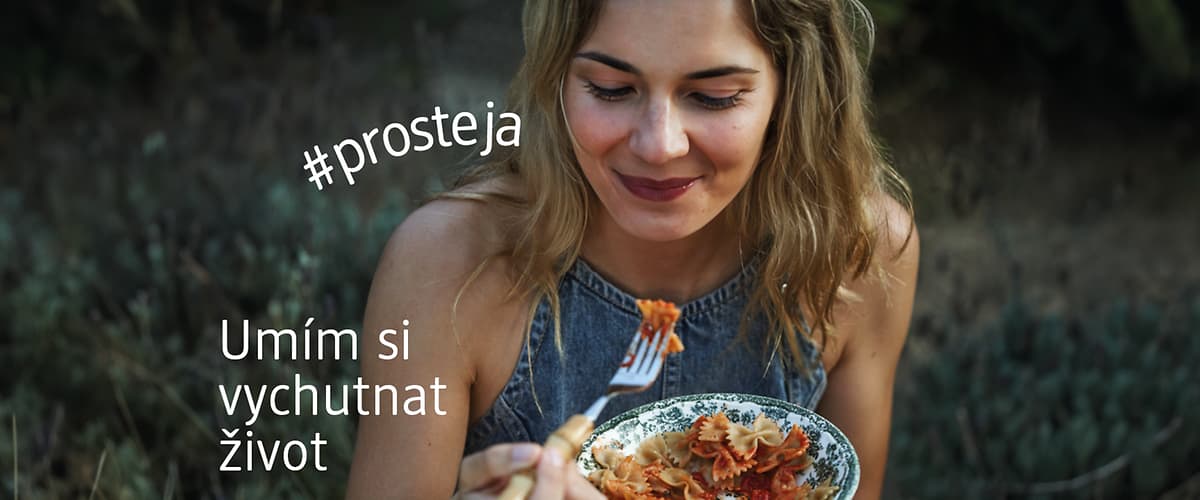 Žena s těstovinami venku, text: #prosteja, Umím si vychutnat život