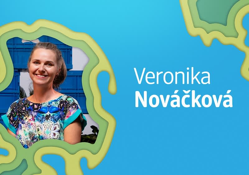 Žena v barevném tričku, jméno Veronika Nováčková na modrém pozadí