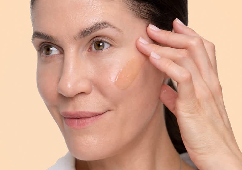 žena si čistí tvář