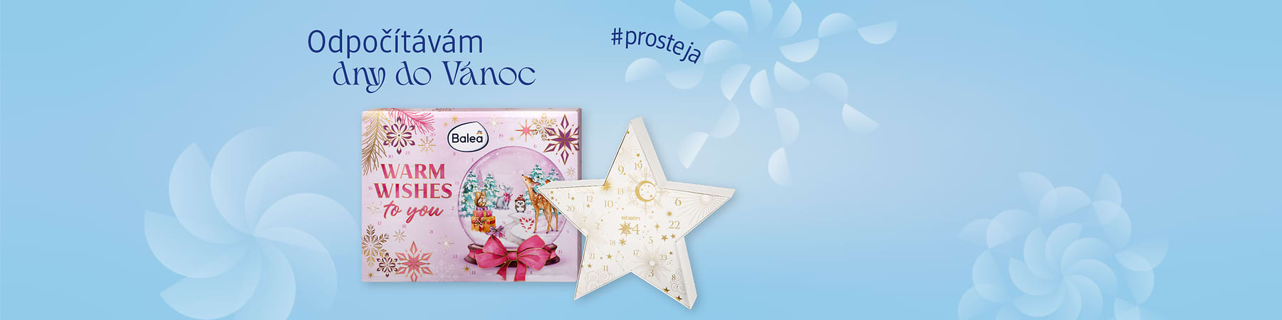 Světle modré pozadí s nápisem „Odpočítávám dny do Vánoc“ a hashtagem „#prosteja“, uprostřed růžovo-zlatý adventní kalendář značky Balea s výrazným nápisem „WARM WISHES to you“ a vedle něj bílá hvězdicová papírová adventní krabička s čísly dní