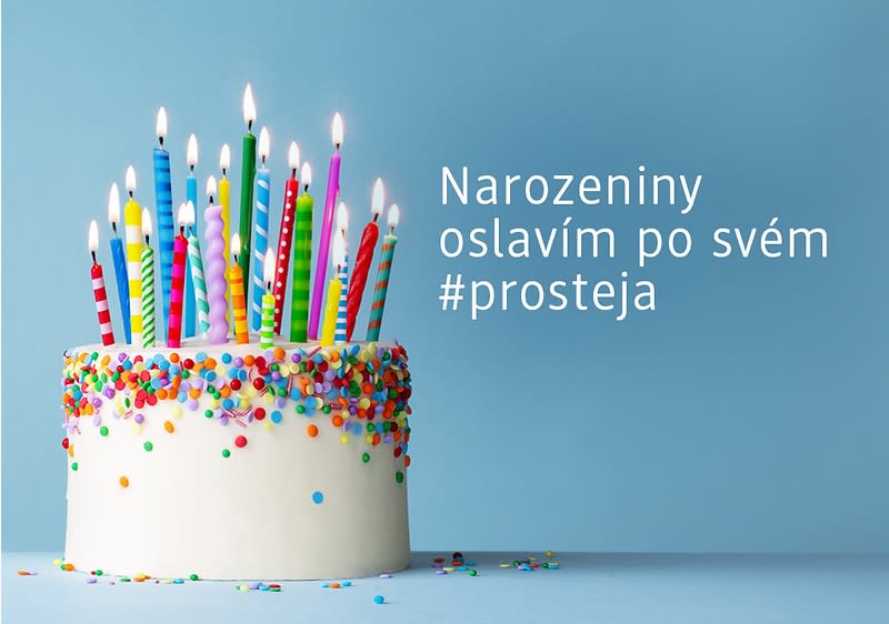 Dort s barevnými svíčkami a nápisem Narozeniny oslavím po svém #prosteja