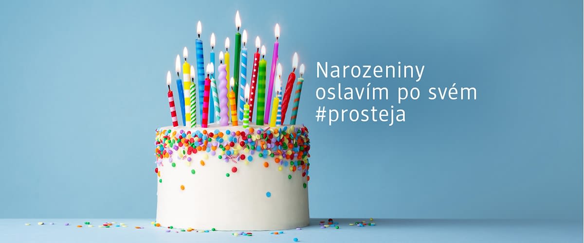 Dort s barevnými svíčkami a nápisem Narozeniny oslavím po svém #prosteja