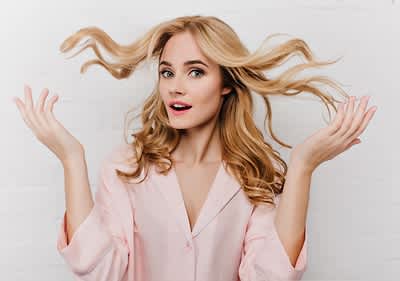 žena s lesklými blond vlasmi