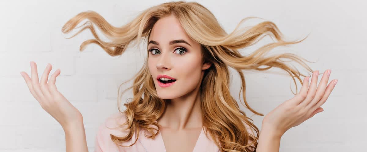 žena s lesklými blond vlasmi