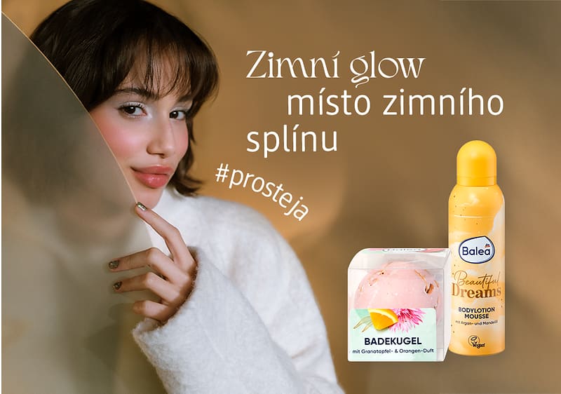Žena drží koupelovou bombu a tělovou pěnu značky Balea, text Zimní glow místo zimního splínu