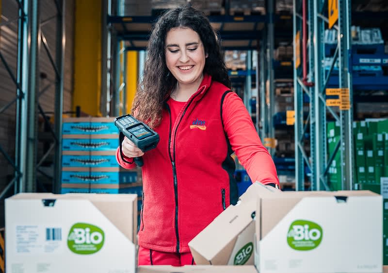 Spolupracovnice dm v logistickém centru Jihlava