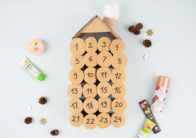Adventní kalendář z ruliček toaletního papíru ve tvaru domečku
