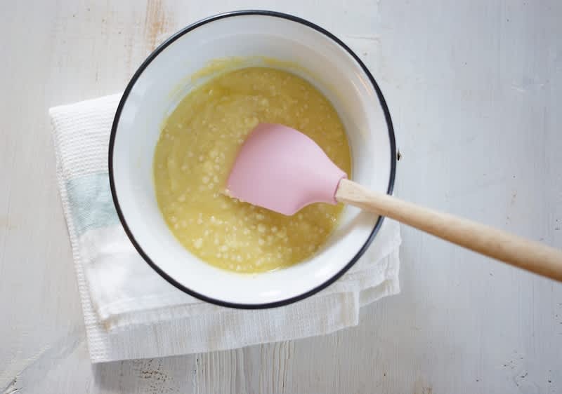 rozpustíme ve vodní lázni bílou čokoládu s máslem