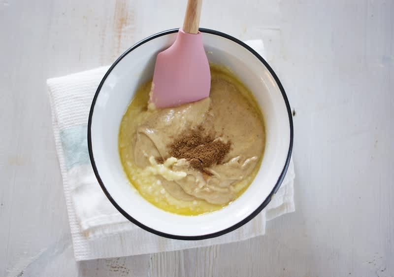 amícháme čokoládovo-máslovou směs, dokud nevznikne lehce tuhé těsto