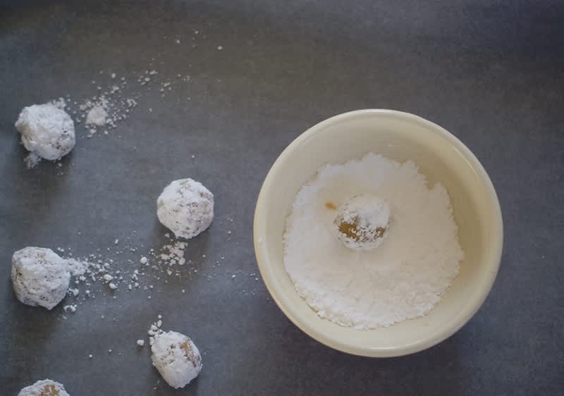 bohatě obalíme v moučkovém cukru 