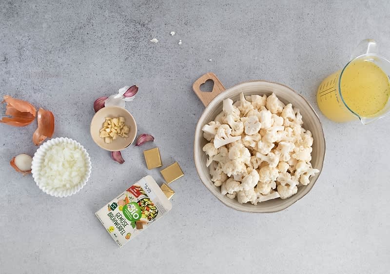 Ingredience na přípravu polévky: květák, cibule, česnek, zeleninový vývar, bujónové kostky