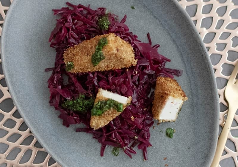 Obalovaná feta se sezamovou krustou na červeném zelí