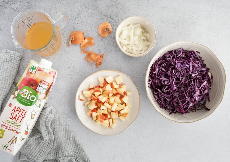 Ingredience na salát: jablečný džus, nakrájená jablka, červené zelí, cibule, jablečné slupky.